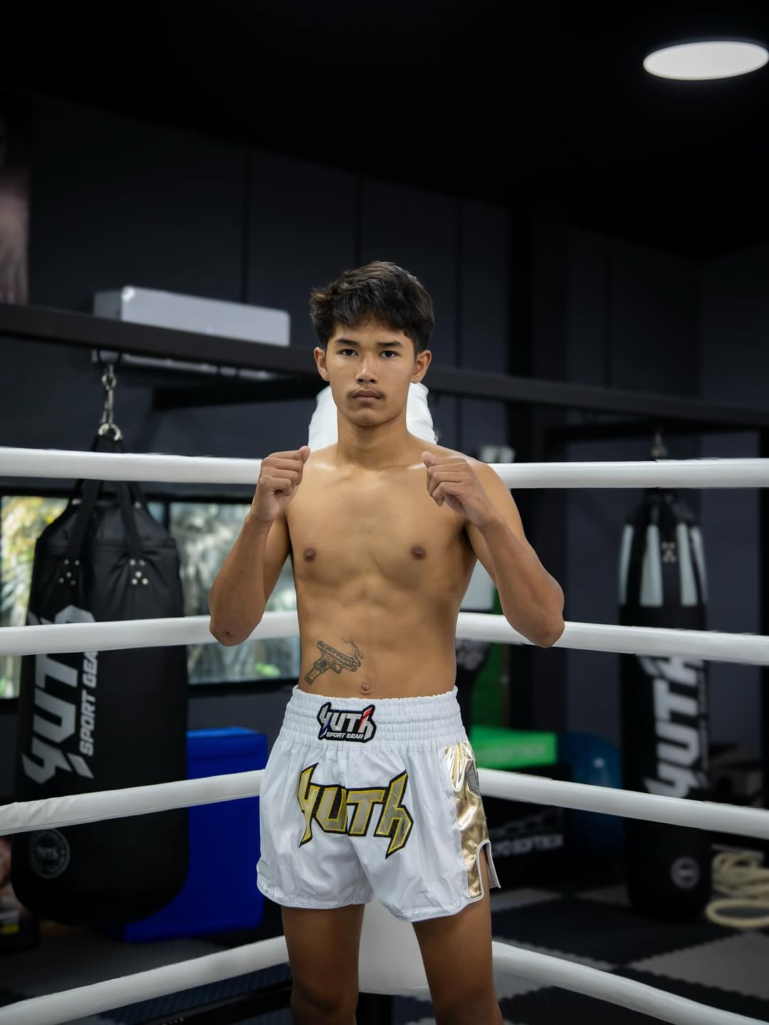 Yuth Hologram White / Gold Muay Thai Shorts - Fight.ShopMuay Thai ShortYuthWhite/GoldXS